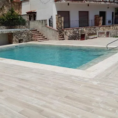 Piso Con Piscina Comunitaria Y Terraza Con Vistas